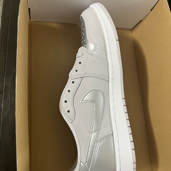 Air Jordan 1 Retro Low OG  Grey Metallic Silver - Picture 6 of 8